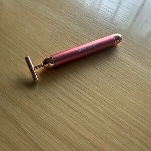 Skin Gym Facial Roller in Pink and Gold